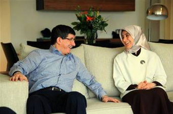 Ahmet Davutoğlu'nun eşi Sare Davutoğlu.png
