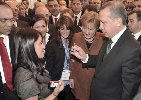 http://www.internethaber.com/images/other/erdogan-merkel-i-boyle-sasirtti-575533.jpeg
