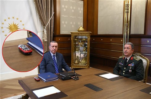 cumhurbaşkanı recep tayyip erdoğan ile genelkurmay başkanı orgeneral hulusi akar görüşmesinde digitürk kumandası da görüntülendi