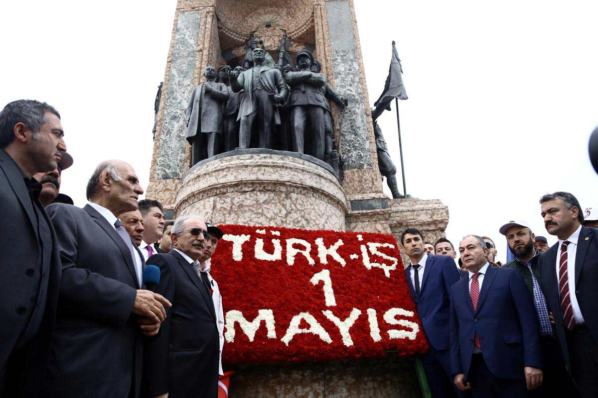 1-mayis-turk-is-taksim-medyani-cumhuriyet-aniti-celenk-birakti.jpg