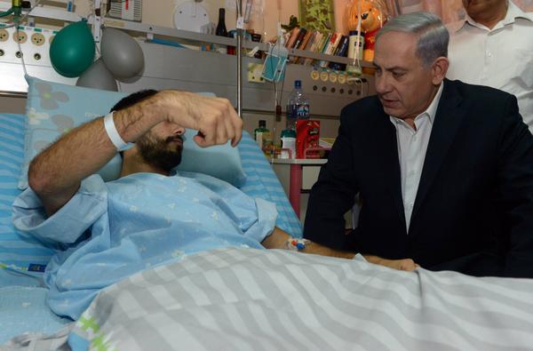 israil başbakanı binyamin netanyahu gazze'de yaralanan askerleri ziyaret etti.jpg