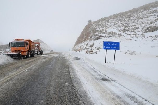 hava durumu kar yağışı antalya yolu ulaşıma kapandı.jpg
