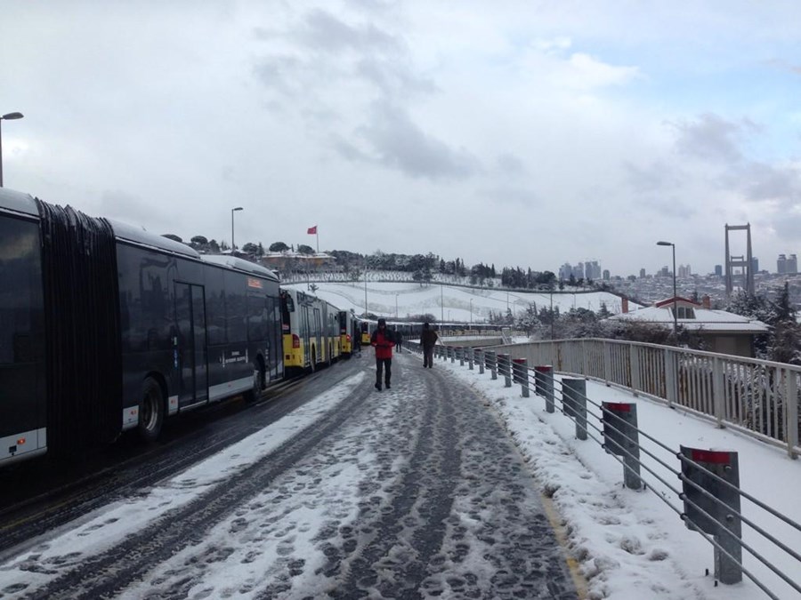 istanbul-kar-yagisi-metrobus-durdu-vatandaslar-yurudu.20150218104241.jpg
