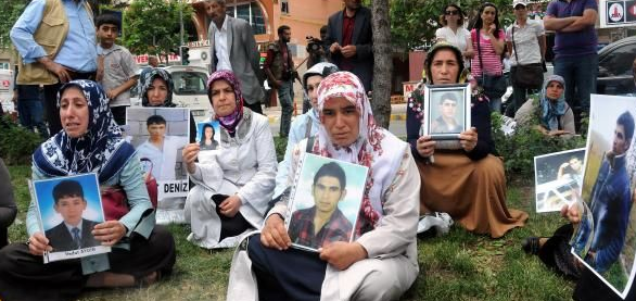 PKK'nın kaçırdığı çocukların aileleri, diyarbakır eylem.png