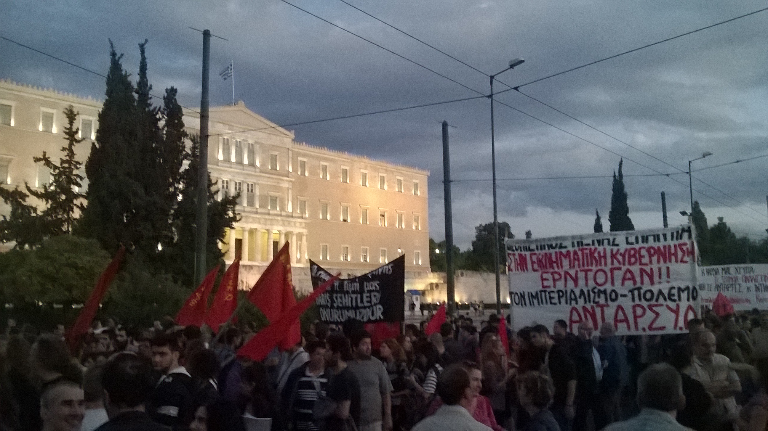 Yunanistan'ın başkenti Atina'da Ankara'daki bombalı saldırı protesto edildi