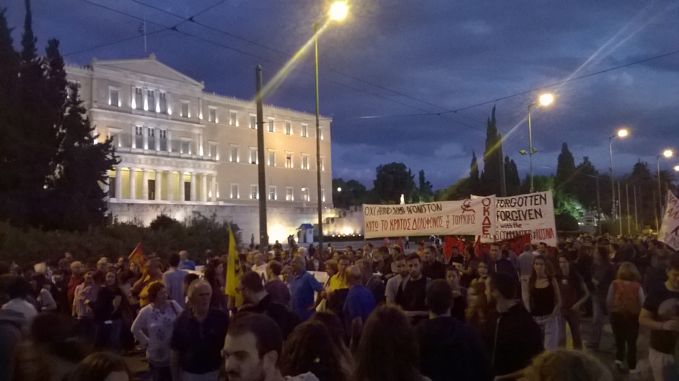 Yunanistan'ın başkenti Atina'da Ankara'daki bombalı saldırı protesto edildi