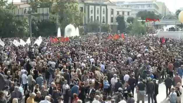Ankara patlamasında hayatını kaybeden 95 kişi için Ankara Sıhhiye Meydanı'nda anma töreni düzenleniyor.
